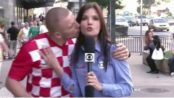 被占便宜！直播世界杯遭強吻 盤點遭強吻的美女記者們