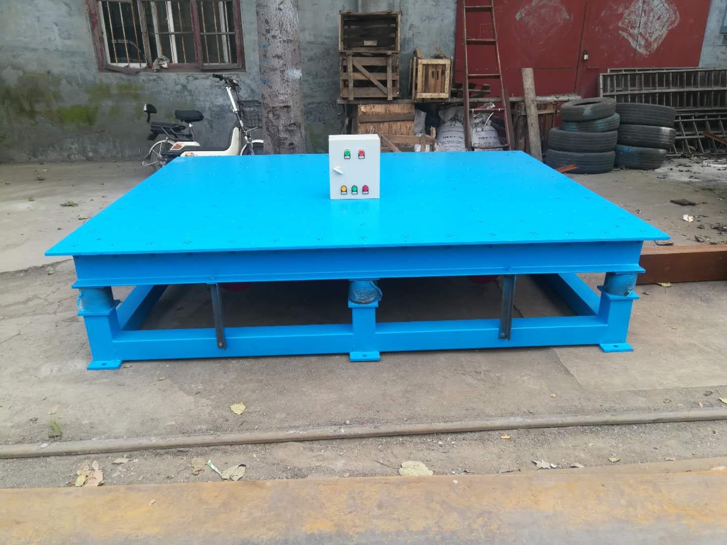 耐火材料振動(dòng)平臺(tái)介紹及常見問題處理(耐振動(dòng)性能振動(dòng)平臺(tái))